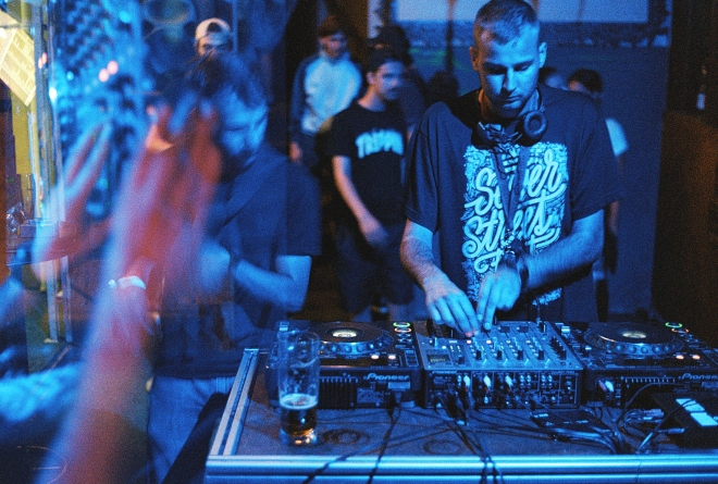 52 SOS x DUNGEON, Cofe de la Ostrava, Fizzy